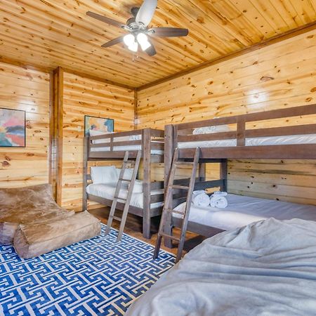 Smokey'S Paradise By Avantstay Sleeps 22 Pool 세비어빌 외부 사진