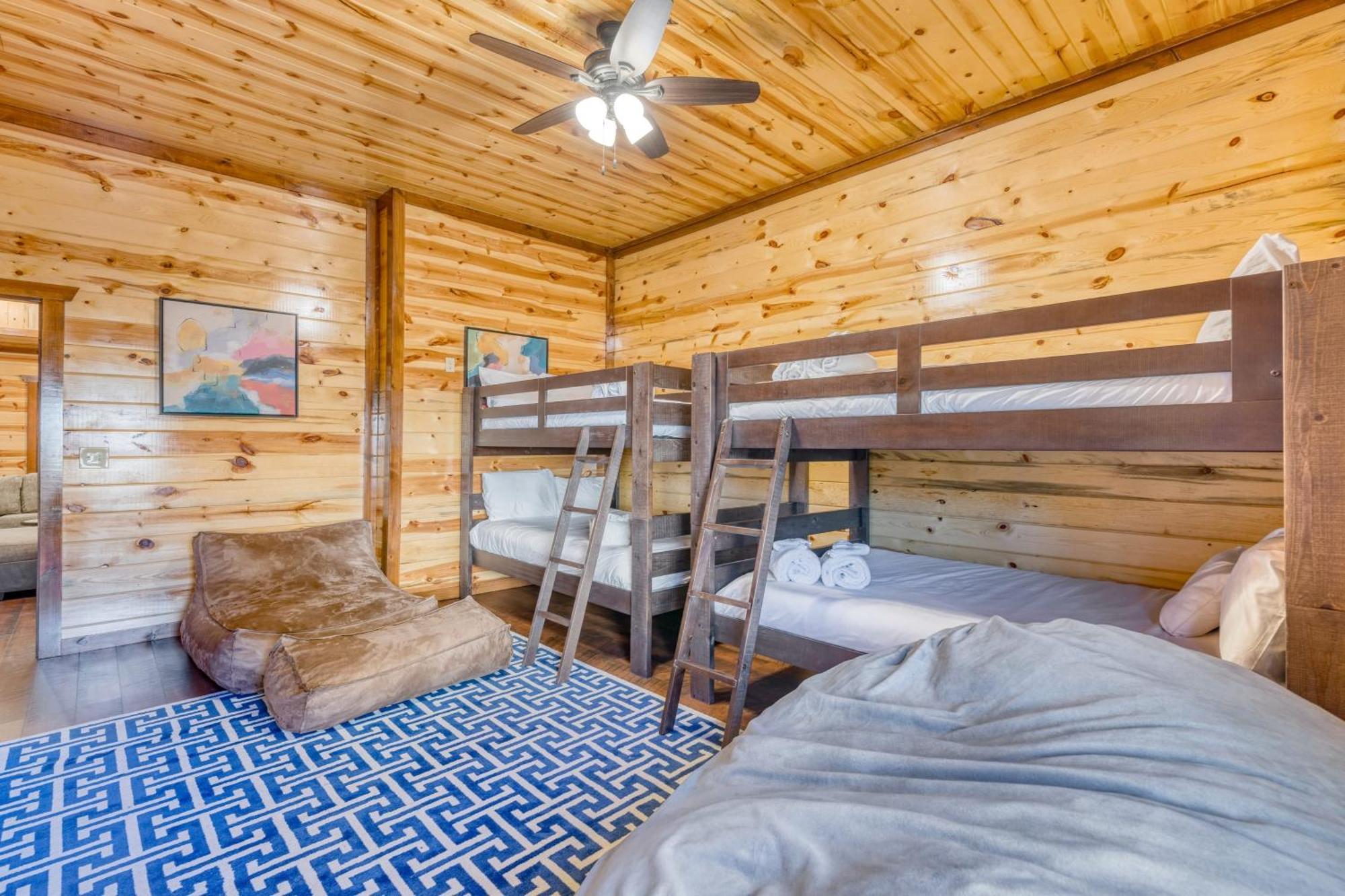 Smokey'S Paradise By Avantstay Sleeps 22 Pool 세비어빌 외부 사진