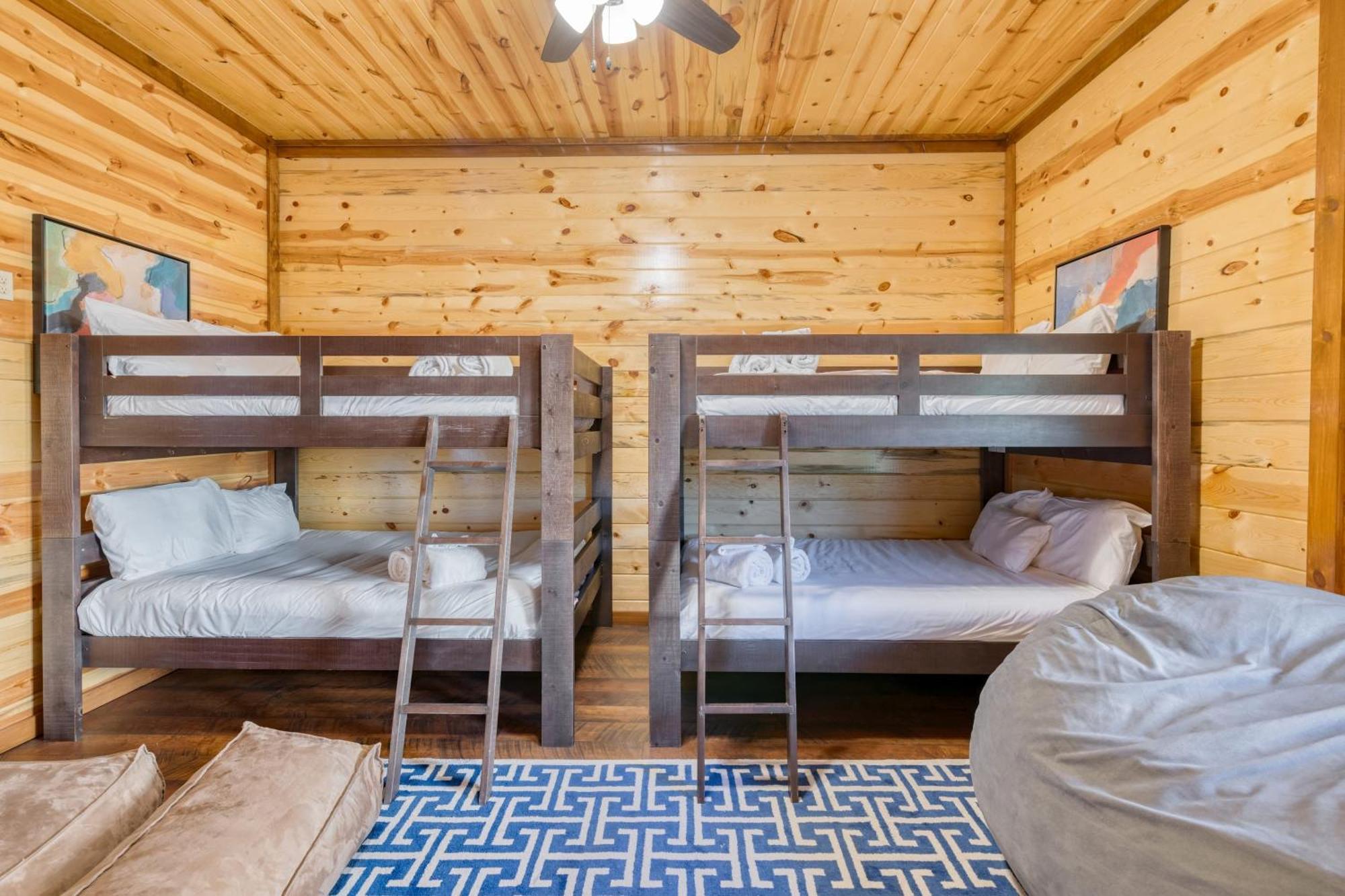 Smokey'S Paradise By Avantstay Sleeps 22 Pool 세비어빌 외부 사진