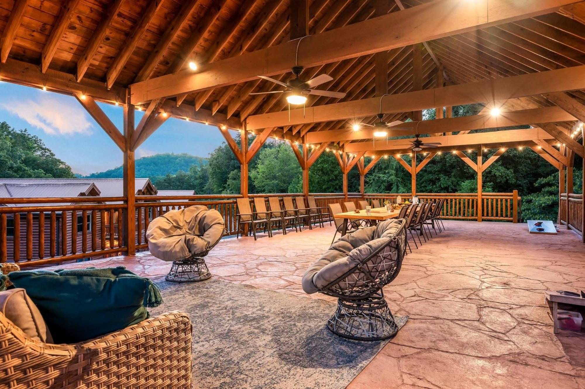 Smokey'S Paradise By Avantstay Sleeps 22 Pool 세비어빌 외부 사진